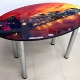 Столи з фотодруком на кухню (58 фото): скляні кухонні столи і розсувні овальні моделі з малюнком в інтер’єрі