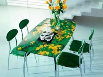 Столи з фотодруком на кухню (58 фото): скляні кухонні столи і розсувні овальні моделі з малюнком в інтер’єрі
