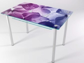 Столи з фотодруком на кухню (58 фото): скляні кухонні столи і розсувні овальні моделі з малюнком в інтер’єрі