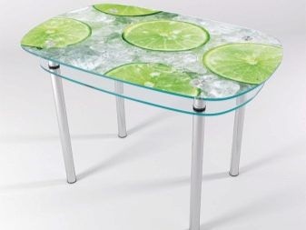 Столи з фотодруком на кухню (58 фото): скляні кухонні столи і розсувні овальні моделі з малюнком в інтер’єрі