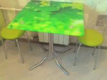 Столи з фотодруком на кухню (58 фото): скляні кухонні столи і розсувні овальні моделі з малюнком в інтер’єрі