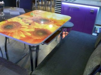 Столи з фотодруком на кухню (58 фото): скляні кухонні столи і розсувні овальні моделі з малюнком в інтер’єрі