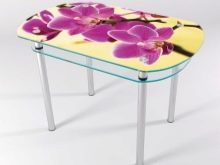 Столи з фотодруком на кухню (58 фото): скляні кухонні столи і розсувні овальні моделі з малюнком в інтер’єрі