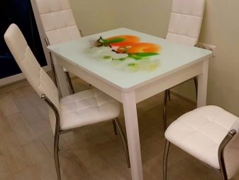 Столи з фотодруком на кухню (58 фото): скляні кухонні столи і розсувні овальні моделі з малюнком в інтер’єрі