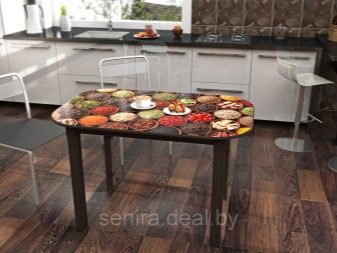 Столи з фотодруком на кухню (58 фото): скляні кухонні столи і розсувні овальні моделі з малюнком в інтер’єрі