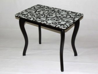 Столи з фотодруком на кухню (58 фото): скляні кухонні столи і розсувні овальні моделі з малюнком в інтер’єрі