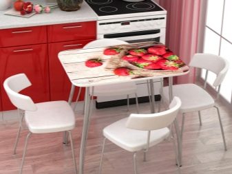 Столи з фотодруком на кухню (58 фото): скляні кухонні столи і розсувні овальні моделі з малюнком в інтер’єрі