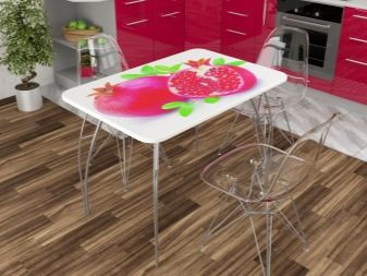 Столи з фотодруком на кухню (58 фото): скляні кухонні столи і розсувні овальні моделі з малюнком в інтер’єрі