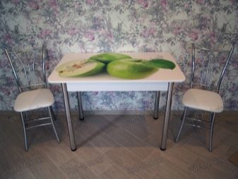 Столи з фотодруком на кухню (58 фото): скляні кухонні столи і розсувні овальні моделі з малюнком в інтер’єрі