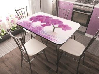 Столи з фотодруком на кухню (58 фото): скляні кухонні столи і розсувні овальні моделі з малюнком в інтер’єрі