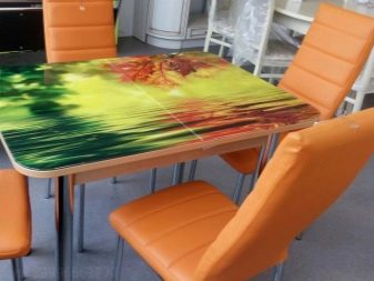 Столи з фотодруком на кухню (58 фото): скляні кухонні столи і розсувні овальні моделі з малюнком в інтер’єрі