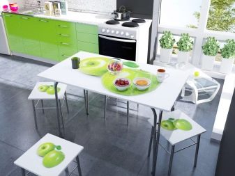 Столи з фотодруком на кухню (58 фото): скляні кухонні столи і розсувні овальні моделі з малюнком в інтер’єрі