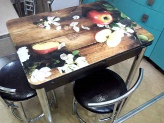 Столи з фотодруком на кухню (58 фото): скляні кухонні столи і розсувні овальні моделі з малюнком в інтер’єрі
