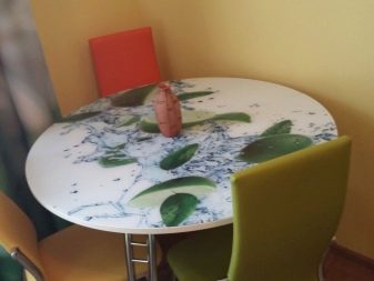 Столи з фотодруком на кухню (58 фото): скляні кухонні столи і розсувні овальні моделі з малюнком в інтер’єрі