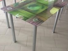 Столи з фотодруком на кухню (58 фото): скляні кухонні столи і розсувні овальні моделі з малюнком в інтер’єрі