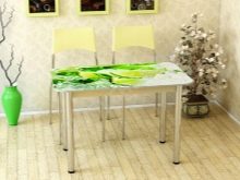 Столи з фотодруком на кухню (58 фото): скляні кухонні столи і розсувні овальні моделі з малюнком в інтер’єрі