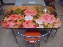 Столи з фотодруком на кухню (58 фото): скляні кухонні столи і розсувні овальні моделі з малюнком в інтер’єрі