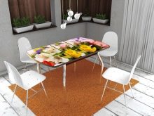 Столи з фотодруком на кухню (58 фото): скляні кухонні столи і розсувні овальні моделі з малюнком в інтер’єрі