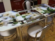 Столи з фотодруком на кухню (58 фото): скляні кухонні столи і розсувні овальні моделі з малюнком в інтер’єрі