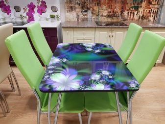 Столи з фотодруком на кухню (58 фото): скляні кухонні столи і розсувні овальні моделі з малюнком в інтер’єрі