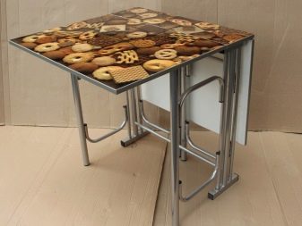 Столи з фотодруком на кухню (58 фото): скляні кухонні столи і розсувні овальні моделі з малюнком в інтер’єрі