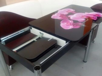 Столи з фотодруком на кухню (58 фото): скляні кухонні столи і розсувні овальні моделі з малюнком в інтер’єрі