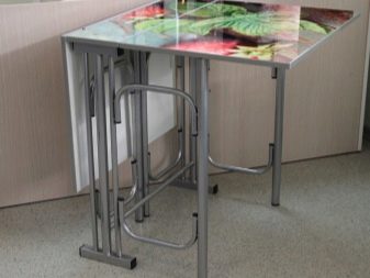 Столи з фотодруком на кухню (58 фото): скляні кухонні столи і розсувні овальні моделі з малюнком в інтер’єрі