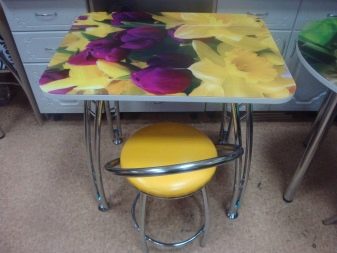 Столи з фотодруком на кухню (58 фото): скляні кухонні столи і розсувні овальні моделі з малюнком в інтер’єрі