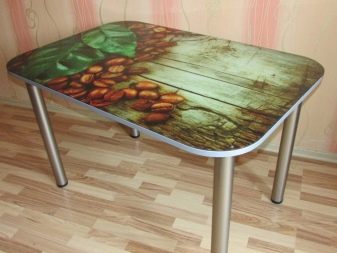 Столи з фотодруком на кухню (58 фото): скляні кухонні столи і розсувні овальні моделі з малюнком в інтер’єрі