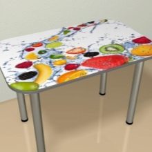 Столи з фотодруком на кухню (58 фото): скляні кухонні столи і розсувні овальні моделі з малюнком в інтер’єрі