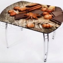 Столи з фотодруком на кухню (58 фото): скляні кухонні столи і розсувні овальні моделі з малюнком в інтер’єрі