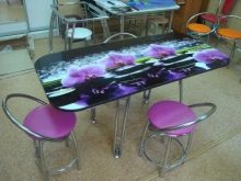 Столи з фотодруком на кухню (58 фото): скляні кухонні столи і розсувні овальні моделі з малюнком в інтер’єрі