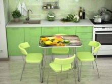 Столи з фотодруком на кухню (58 фото): скляні кухонні столи і розсувні овальні моделі з малюнком в інтер’єрі