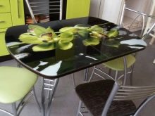 Столи з фотодруком на кухню (58 фото): скляні кухонні столи і розсувні овальні моделі з малюнком в інтер’єрі