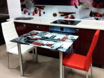 Столи з фотодруком на кухню (58 фото): скляні кухонні столи і розсувні овальні моделі з малюнком в інтер’єрі