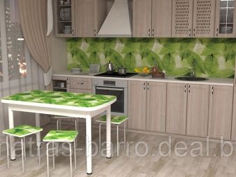 Столи з фотодруком на кухню (58 фото): скляні кухонні столи і розсувні овальні моделі з малюнком в інтер’єрі