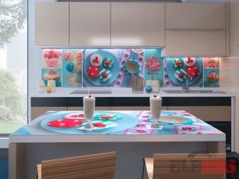 Столи з фотодруком на кухню (58 фото): скляні кухонні столи і розсувні овальні моделі з малюнком в інтер’єрі