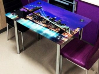 Столи з фотодруком на кухню (58 фото): скляні кухонні столи і розсувні овальні моделі з малюнком в інтер’єрі