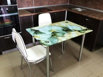Столи з фотодруком на кухню (58 фото): скляні кухонні столи і розсувні овальні моделі з малюнком в інтер’єрі