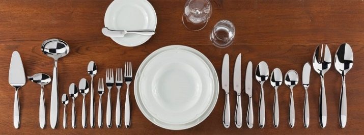 Столові прилади (43 фото): хороші елітні набори, гарні іменні варіанти з дерев’яними ручками, незвичайні золоті набори на 6 персон