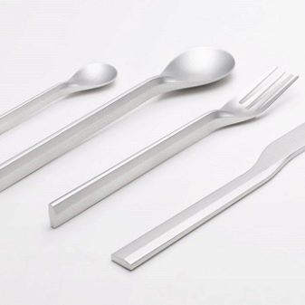 Столові прилади (43 фото): хороші елітні набори, гарні іменні варіанти з дерев’яними ручками, незвичайні золоті набори на 6 персон