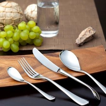 Столові прилади (43 фото): хороші елітні набори, гарні іменні варіанти з дерев’яними ручками, незвичайні золоті набори на 6 персон