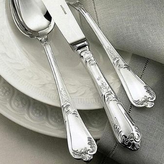 Столові прилади (43 фото): хороші елітні набори, гарні іменні варіанти з дерев’яними ручками, незвичайні золоті набори на 6 персон