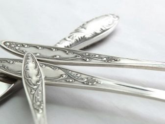 Столові прилади (43 фото): хороші елітні набори, гарні іменні варіанти з дерев’яними ручками, незвичайні золоті набори на 6 персон
