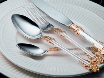 Столові прилади (43 фото): хороші елітні набори, гарні іменні варіанти з дерев’яними ручками, незвичайні золоті набори на 6 персон