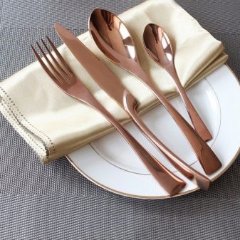 Столові прилади (43 фото): хороші елітні набори, гарні іменні варіанти з дерев’яними ручками, незвичайні золоті набори на 6 персон