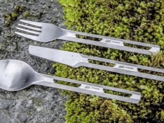 Столові прилади (43 фото): хороші елітні набори, гарні іменні варіанти з дерев’яними ручками, незвичайні золоті набори на 6 персон