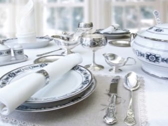 Столові прилади (43 фото): хороші елітні набори, гарні іменні варіанти з дерев’яними ручками, незвичайні золоті набори на 6 персон