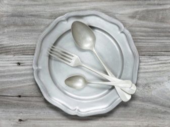 Столові прилади (43 фото): хороші елітні набори, гарні іменні варіанти з дерев’яними ручками, незвичайні золоті набори на 6 персон