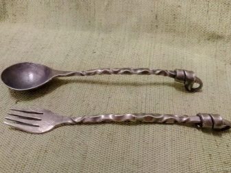 Столові прилади (43 фото): хороші елітні набори, гарні іменні варіанти з дерев’яними ручками, незвичайні золоті набори на 6 персон